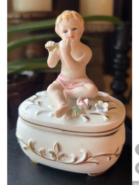 Vintage 60’s ARDCO Cherub Floral Trinket Box.